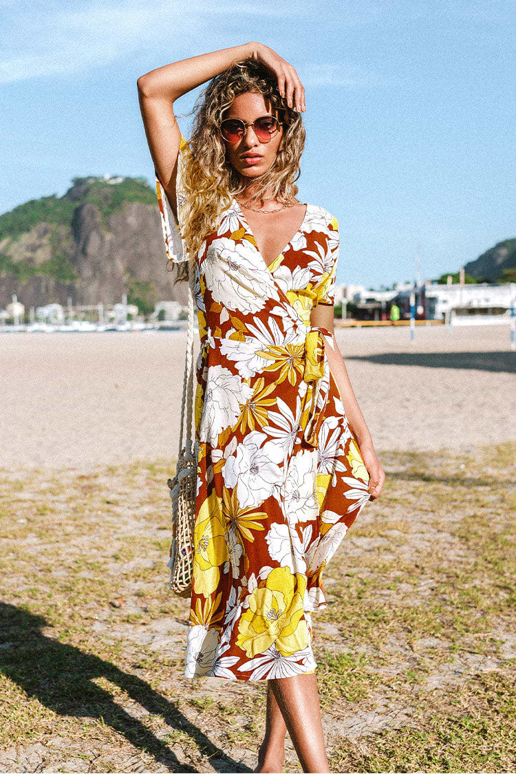 Robe portefeuille fleurie nouée à la taille