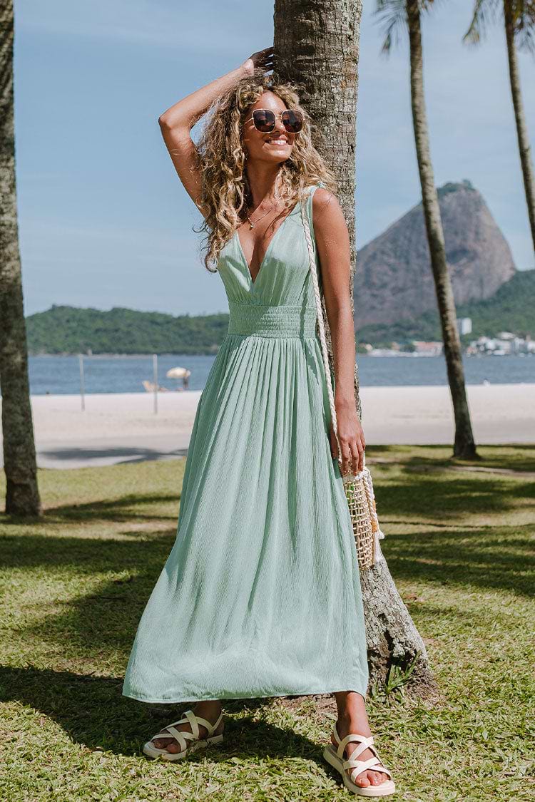 Gesmoktes Kleid mit elastischer Taille und V-Ausschnitt