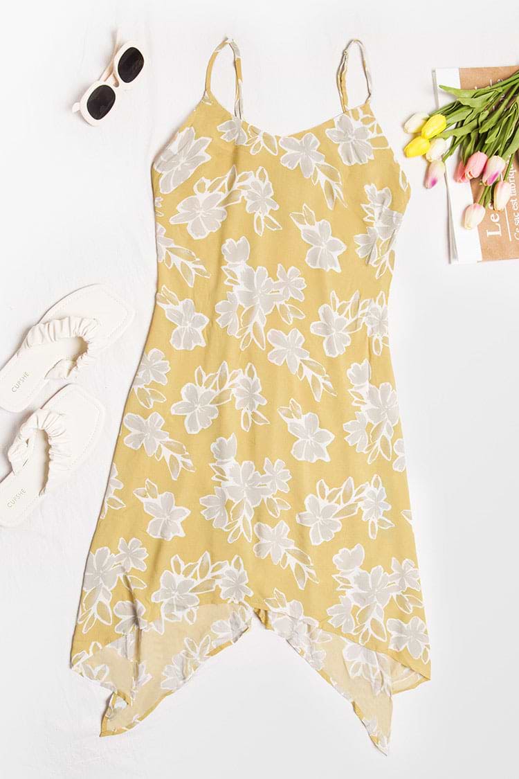 Robe à bretelles fleurie nouée au dos