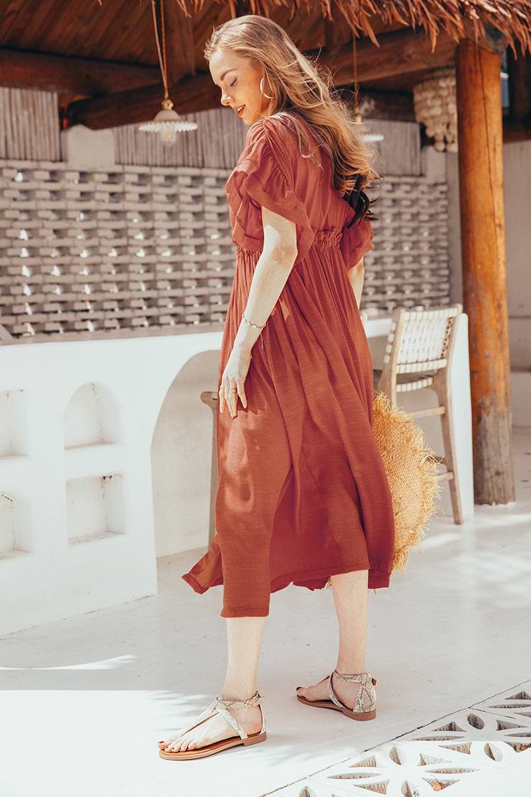 Orangefarbenes Kleid mit Rüschen