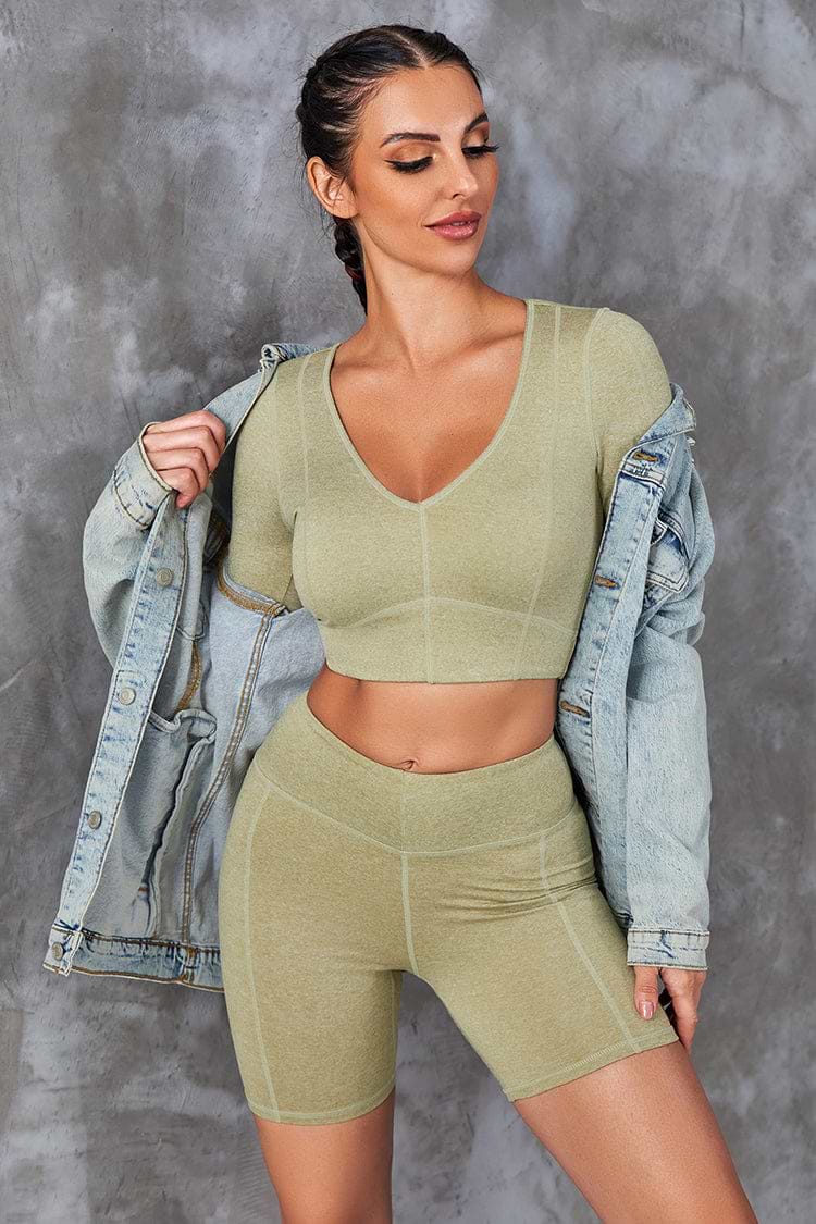 Ensemble haut à col en V et de short