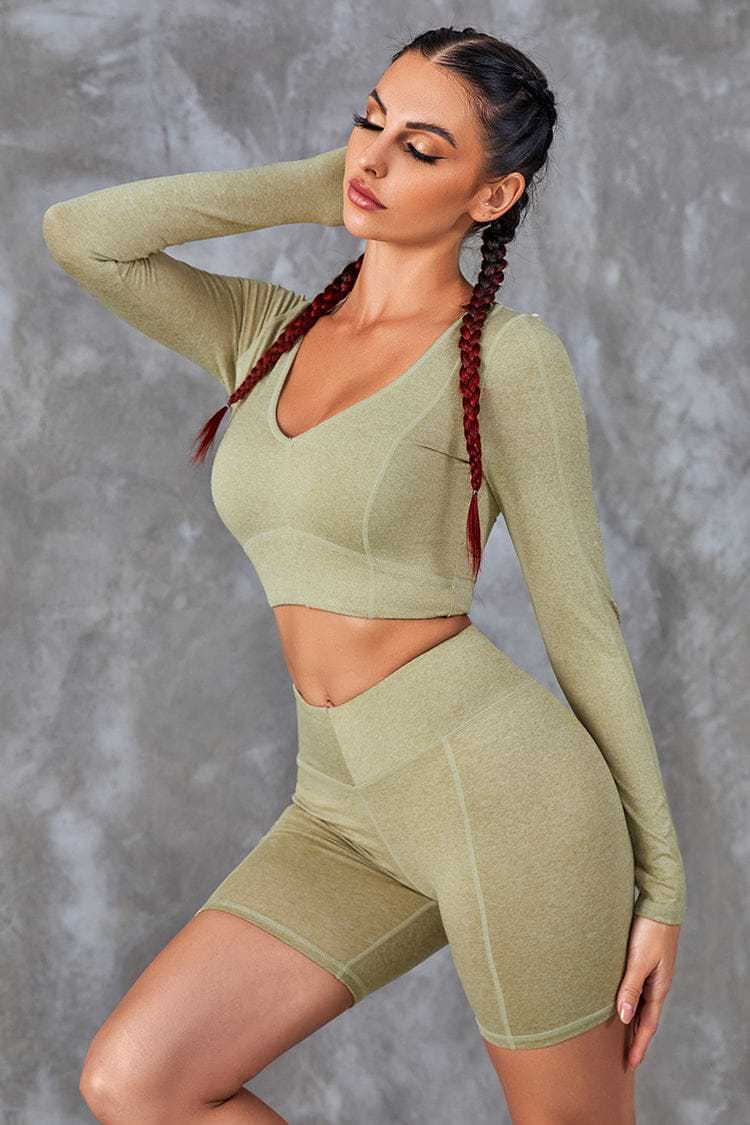 Ensemble haut à col en V et de short