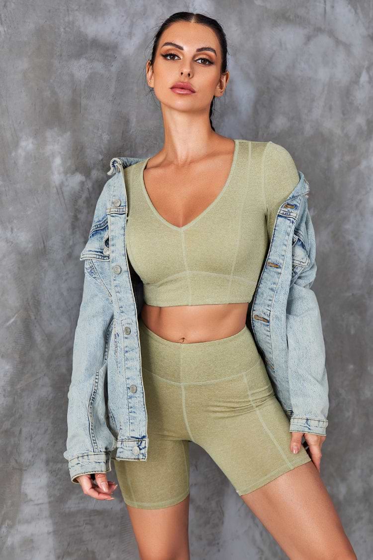 Top und Shorts mit V-Ausschnitt