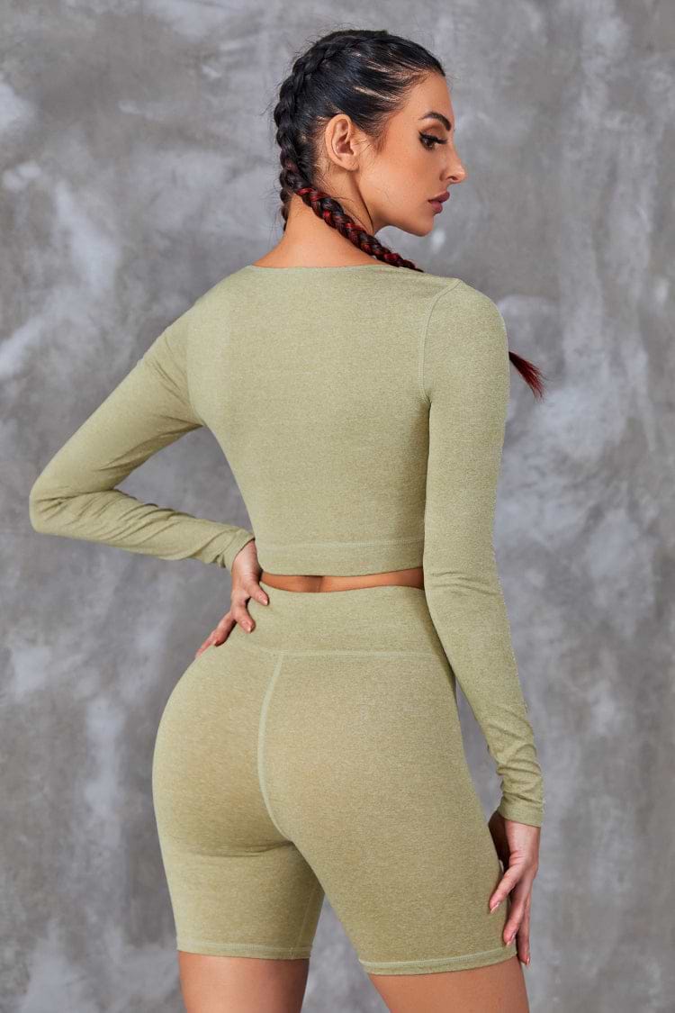 Ensemble haut à col en V et de short