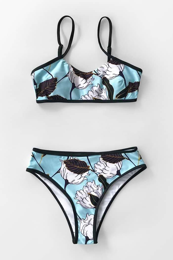 Bikini ajustado con estampado floral y frondoso