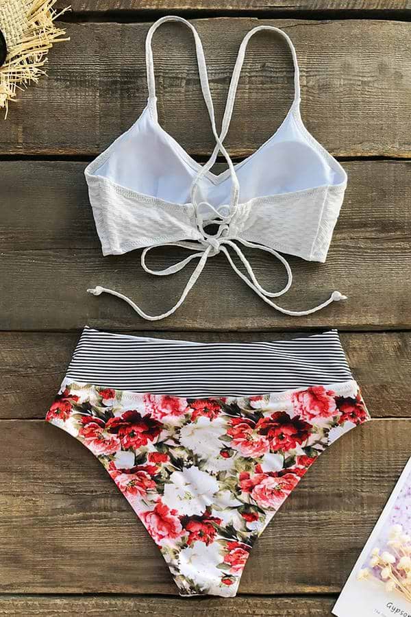 Bikini a rayas texturizada y floral