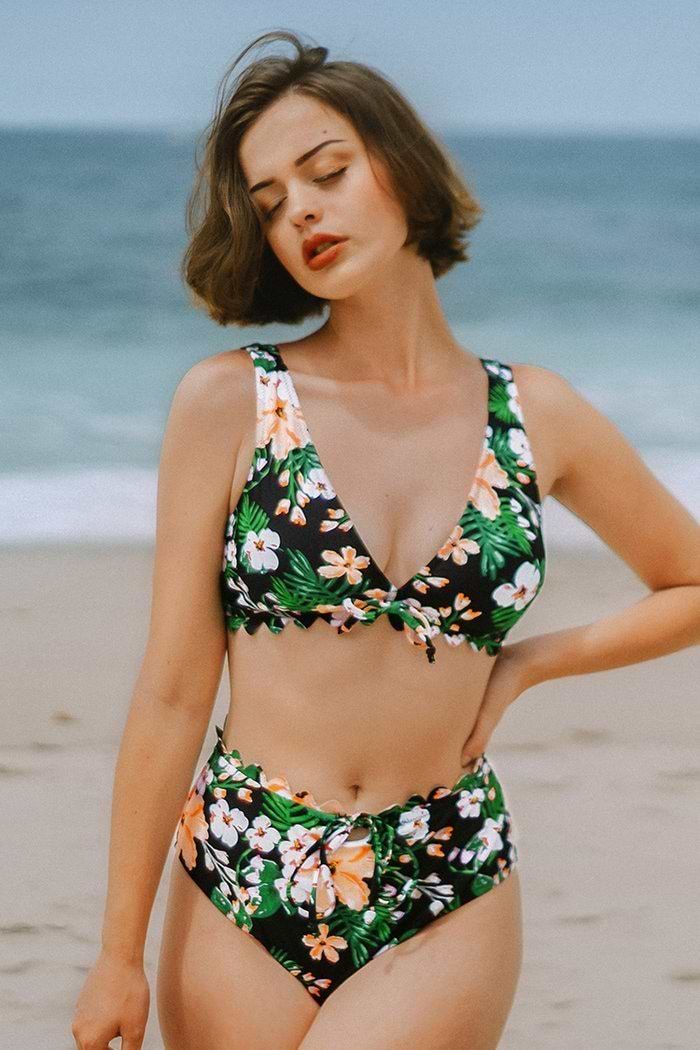 Bikini de cintura alta con estampado floral y borde festoneado