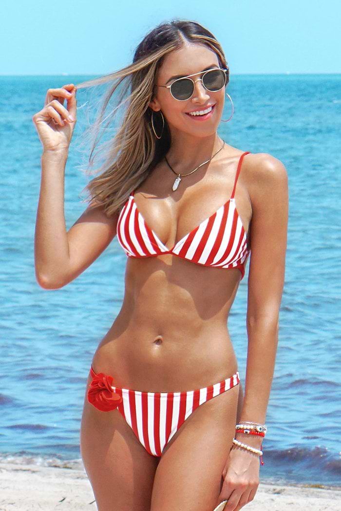 Bikini de rayas triangulares rojas y blancas