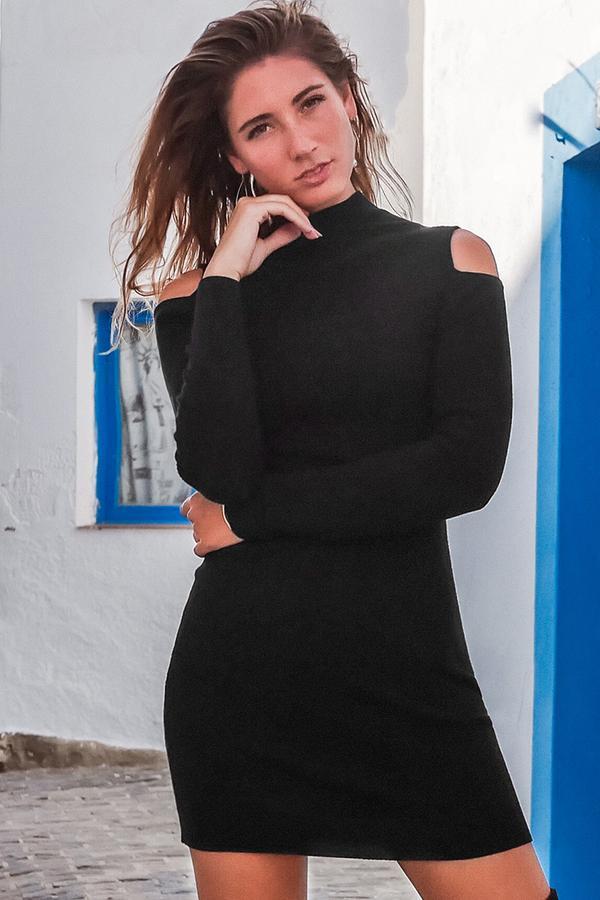 Vestido ajustado con cuello de tortuga negro