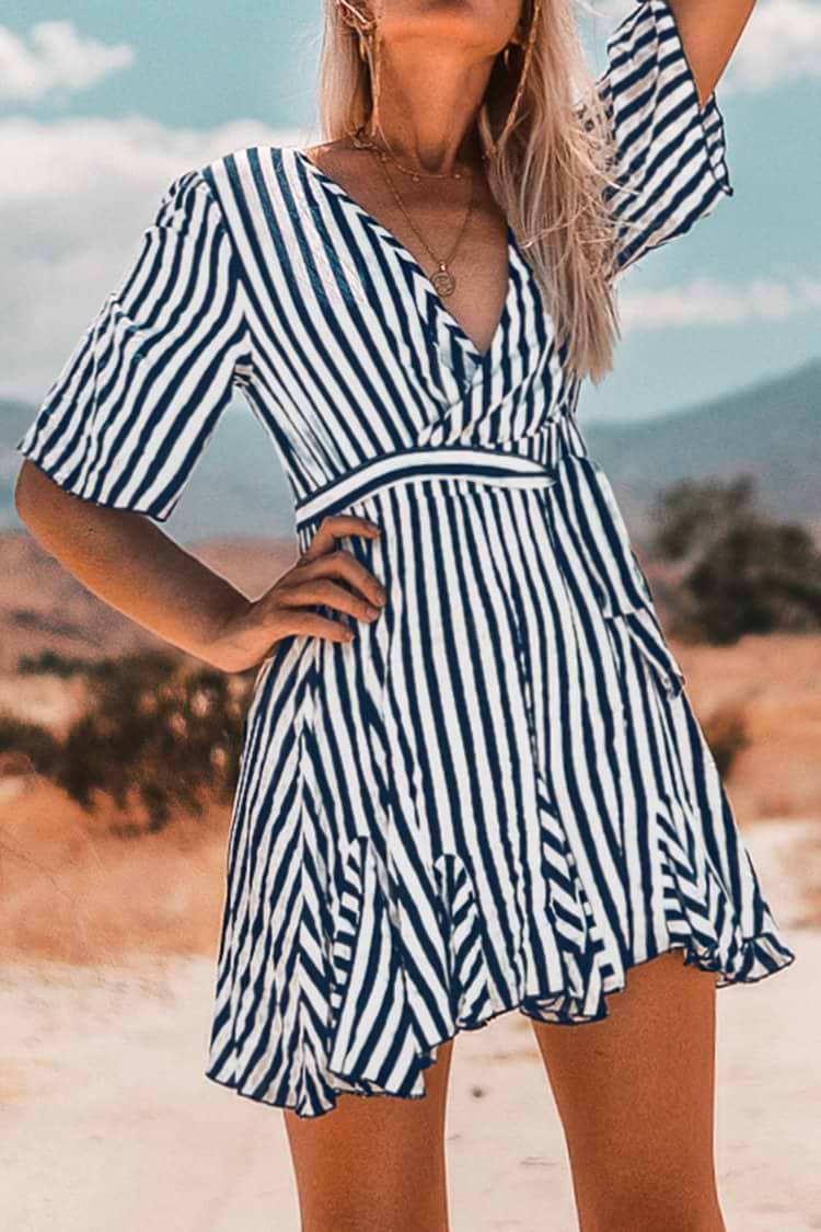 Mini vestido de rayas azul marino y blanco