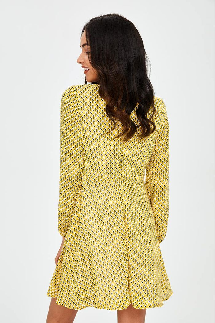 Vestido corto con escote V profundo con volantes