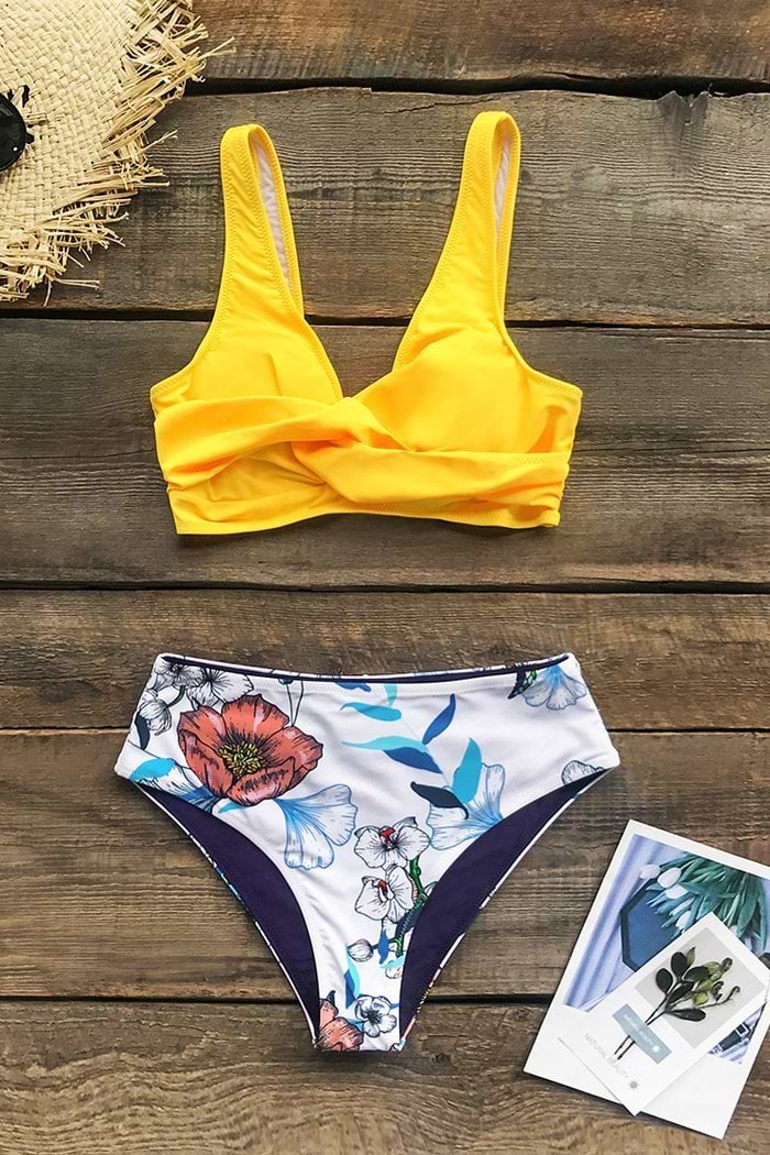 Bikini retorcido amarillo y estampado floral