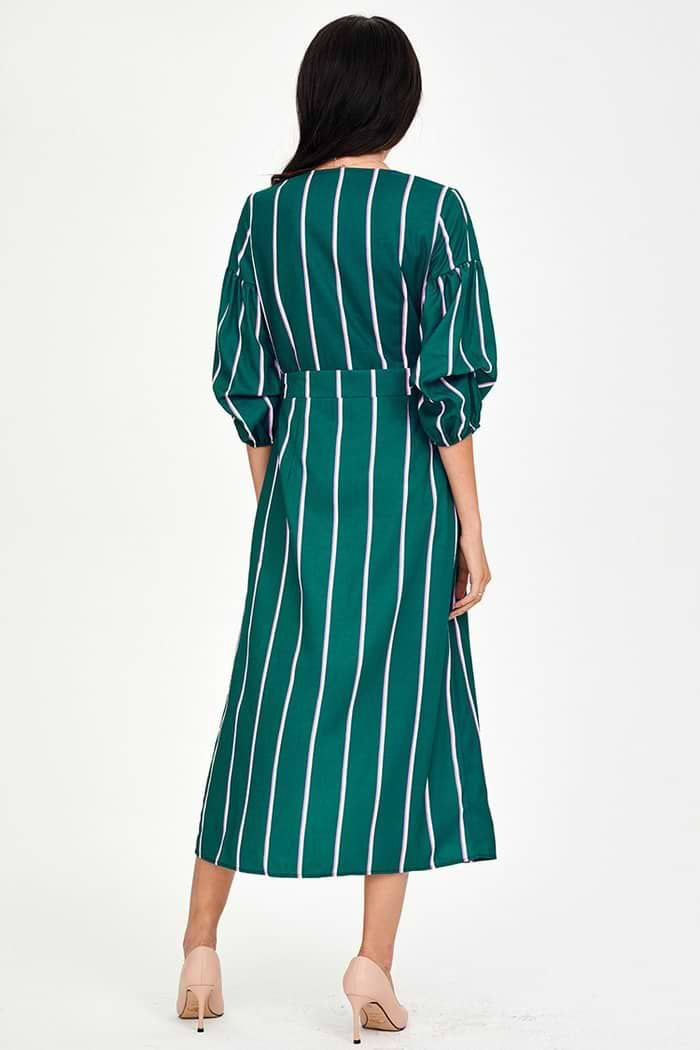 Vestido a media pierna con botones a rayas azules