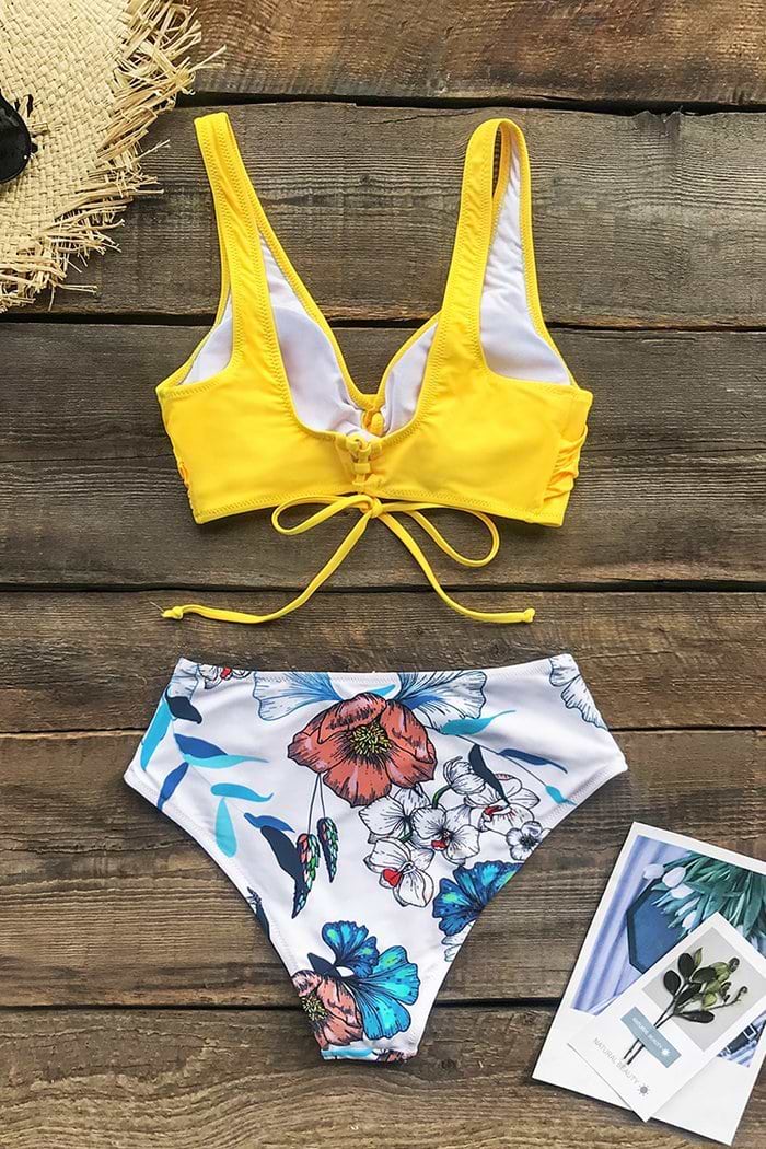 Bikini retorcido amarillo y estampado floral