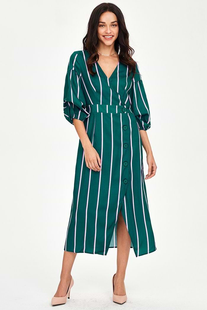 Vestido a media pierna con botones a rayas azules