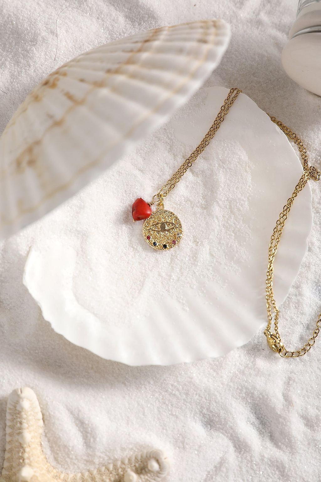 Rote Halskette mit geometrischem Muster