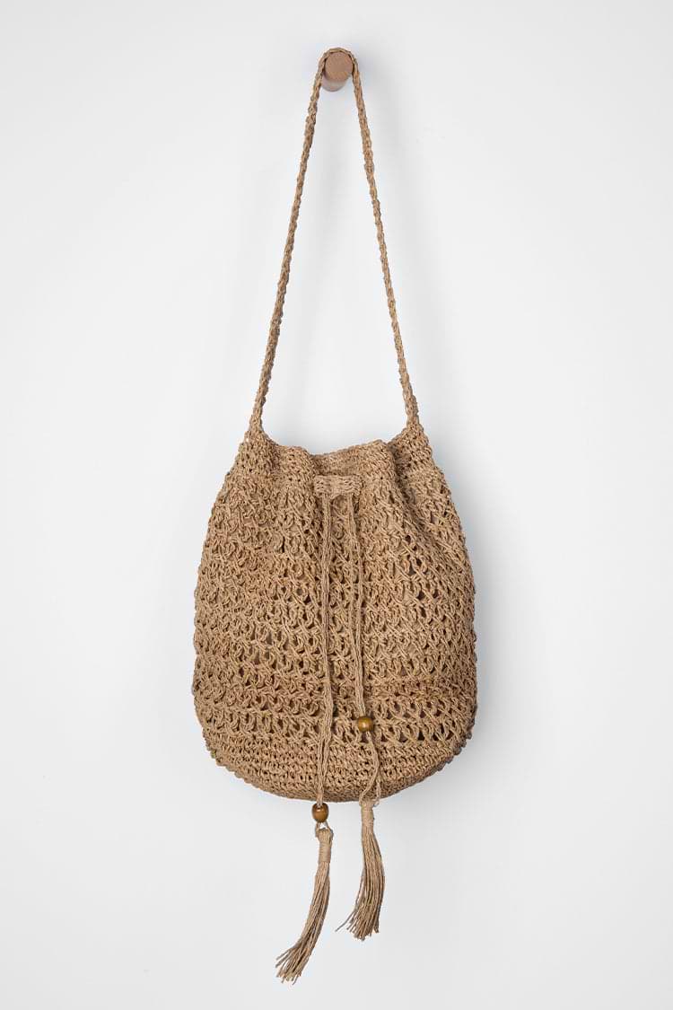Bolso de hombro marrón trenzada