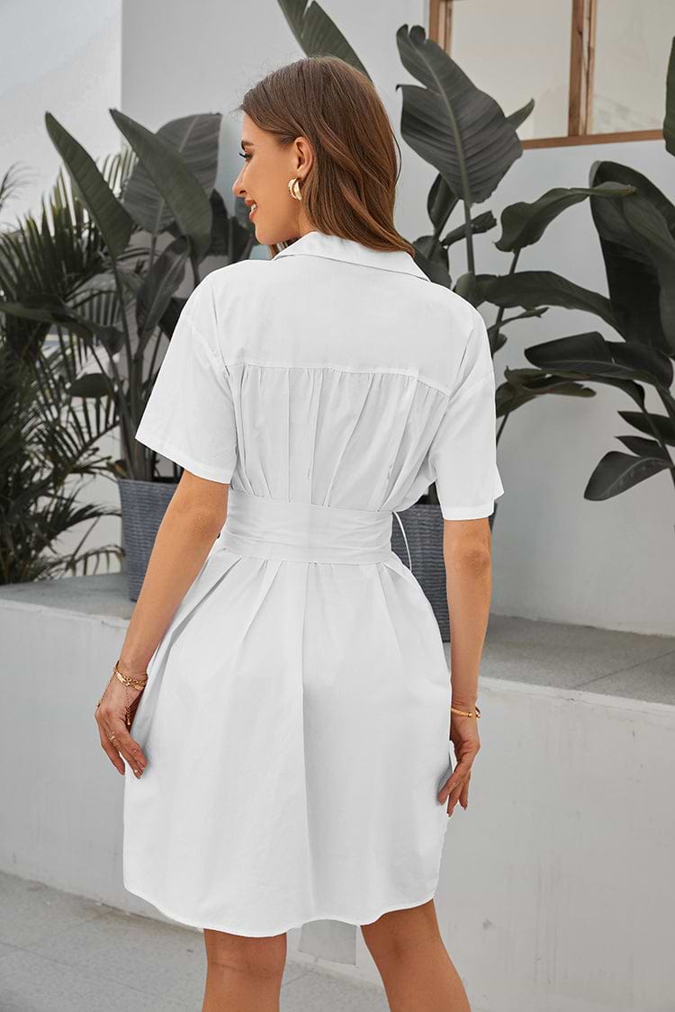 Kurzärmliges Kleid in mittlerer Länge