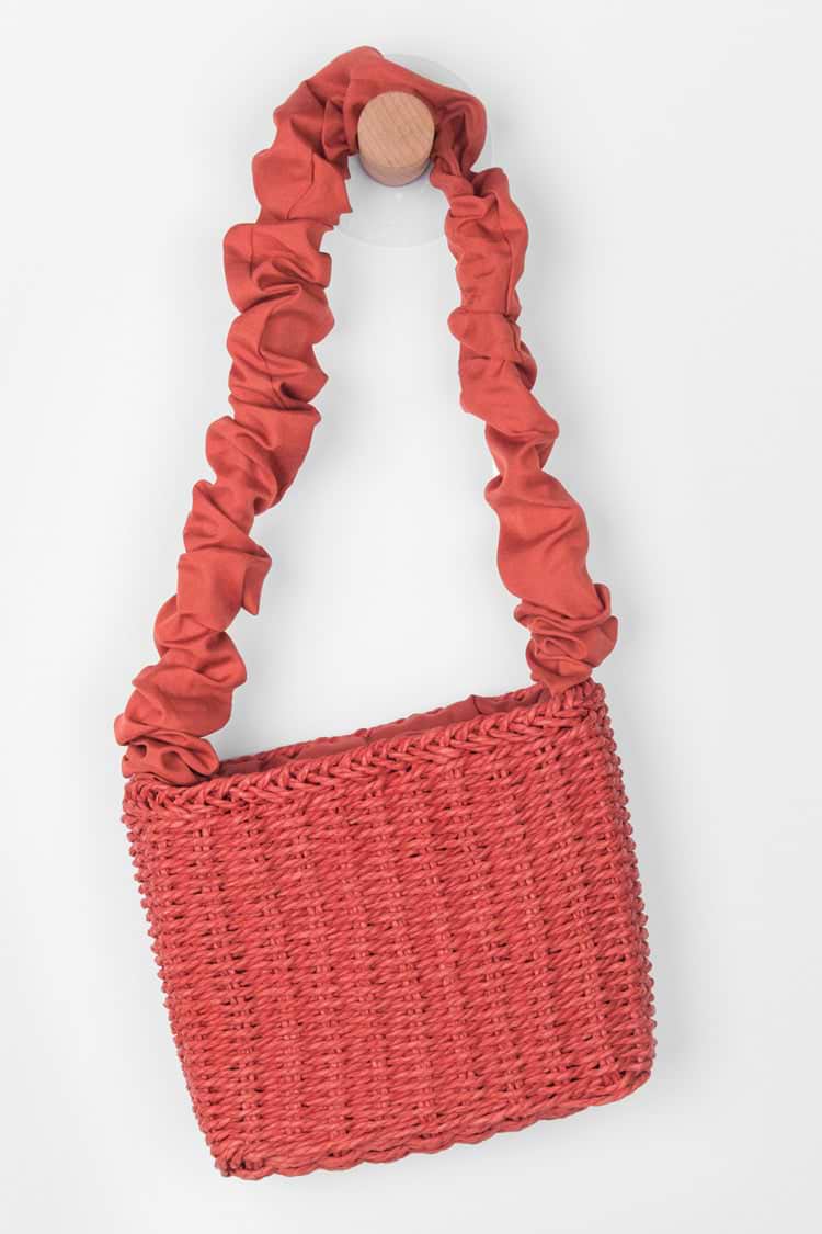 Bolso de bombro roja fruncida