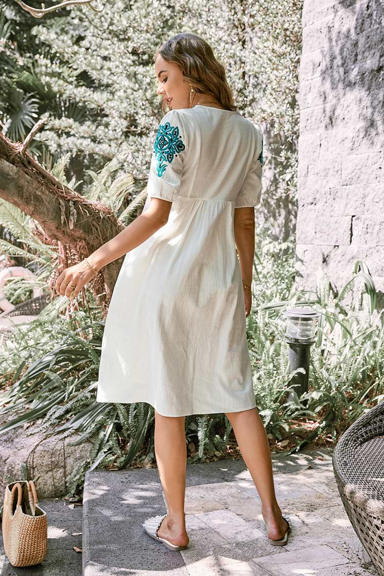 Kleid mit lockerer Taille und V-Ausschnitt