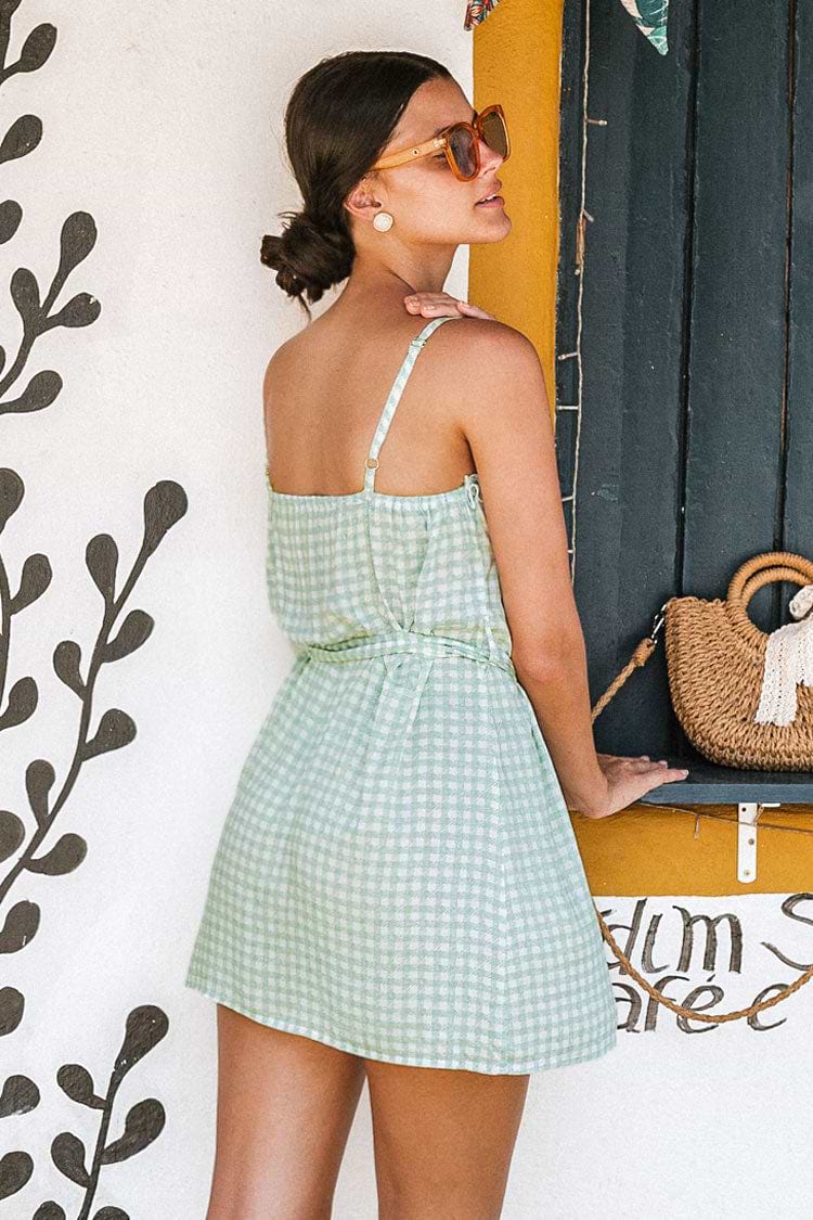 Vestido gingham con frunces y cinturón