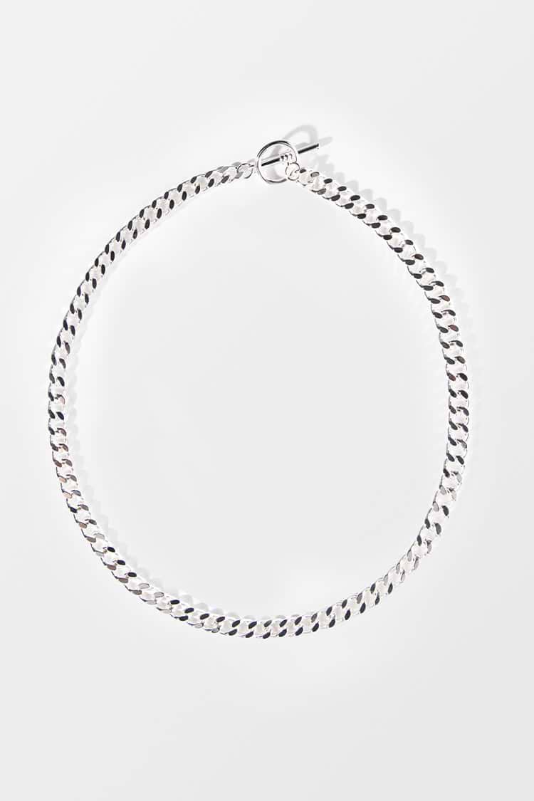 Collar de metal moderno y geométrico