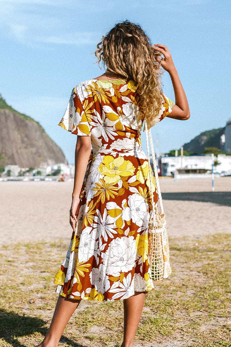 Vestido floral envolvente con lazo en la cintura