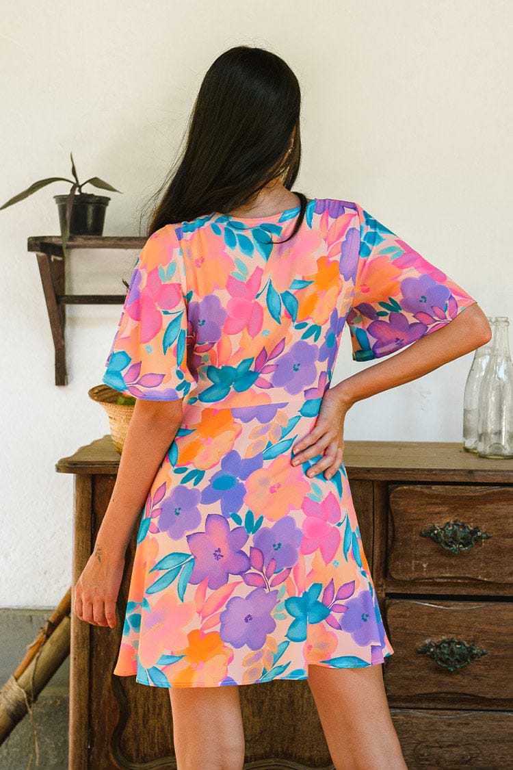 Vestido corto en forma de A Escote pronunciado Mangas acampanadas Cintura ajustada