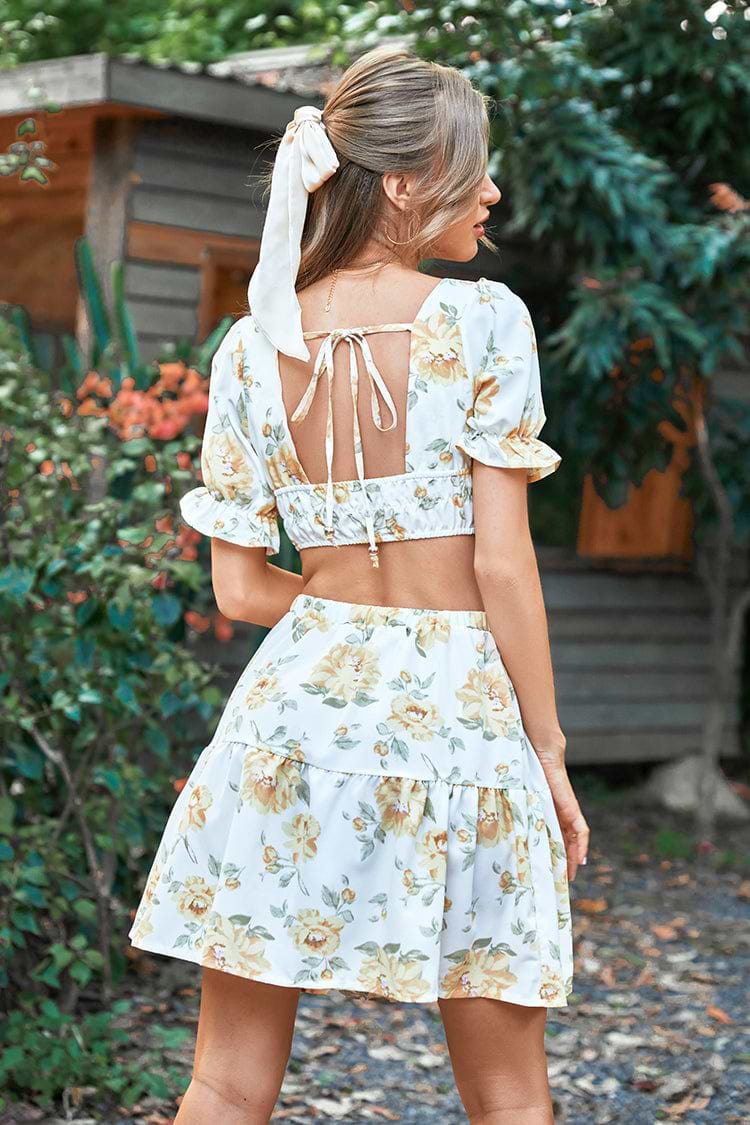 Vestido floral con cintura alta y espalda abierta