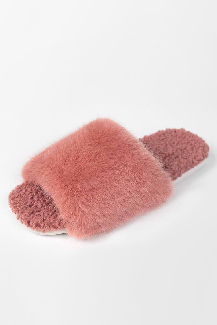 Hausschuhe aus Kaninchenfell-Imitat in Orange-Rot