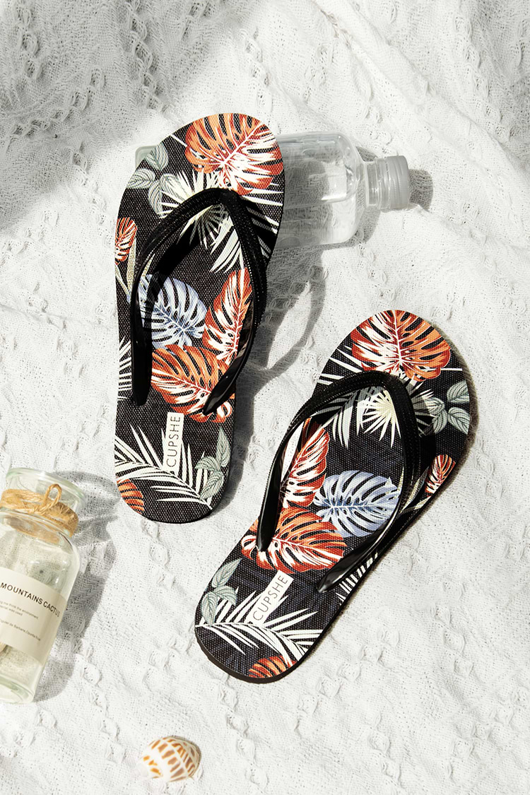 Chancletas negras con estampado tropical