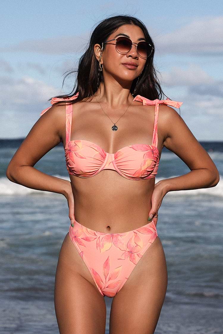 Bikini à jambe haute et nouer sur des épaules luminescent