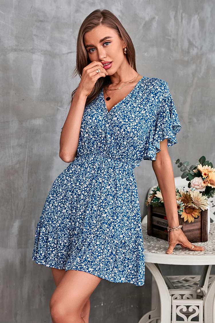 Kurzes Ditsy-Kleid mit Rüschen und V-Ausschnitt