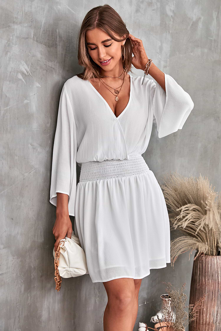 Robe à volants et manches cloche à col en V