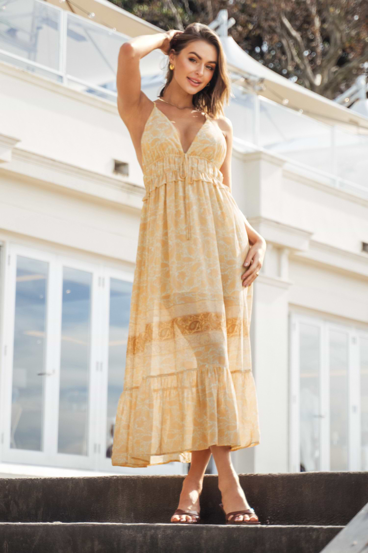 Rückenfreies Slip-Kleid mit Rüschen und tiefem V-Ausschnitt