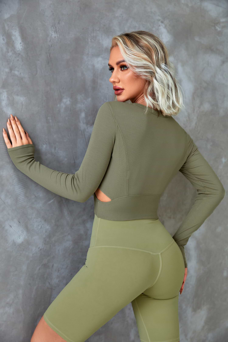 Camisa verde con aberturas laterales