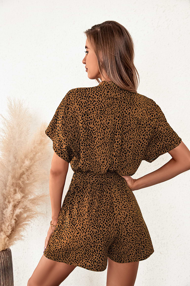 Kurzarm-Jumpsuit mit Taillenbund und Leopardenmuster