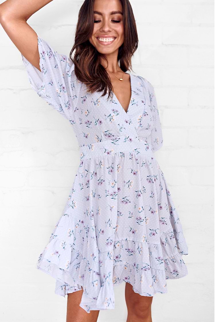 Kurzes A-förmiges Ditsy Kleid mit Rüschen und halben Ärmeln