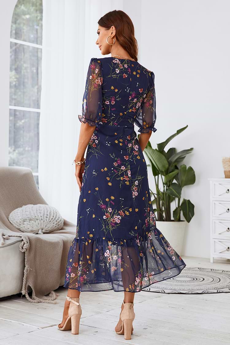 Geblümtes Maxikleid mit kurzen Ärmeln und tiefem V-Ausschnitt