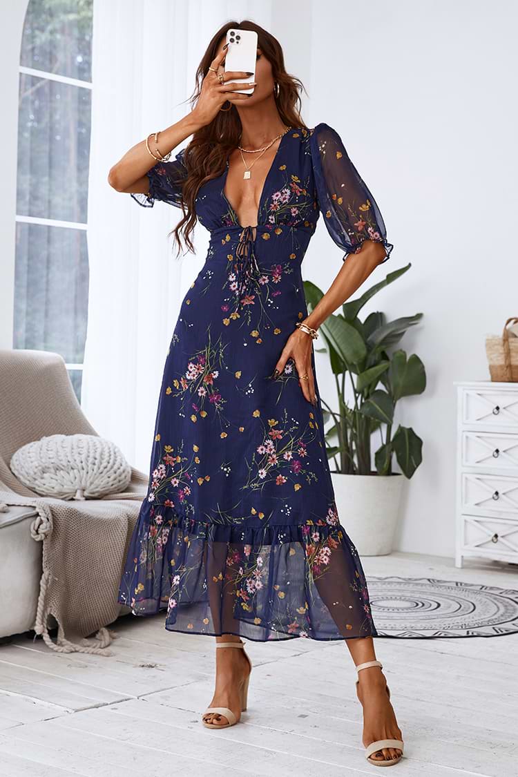 Geblümtes Maxikleid mit kurzen Ärmeln und tiefem V-Ausschnitt