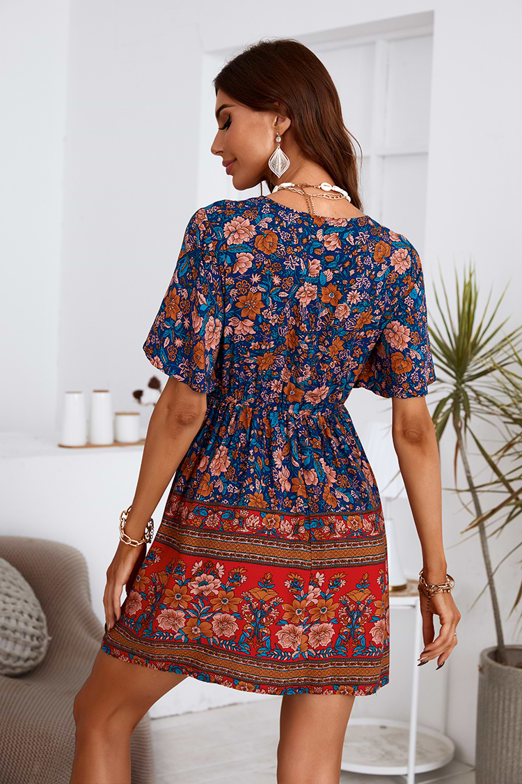 Kurzärmliges Boho Kleid mit V-Ausschnitt in kurzer Länge
