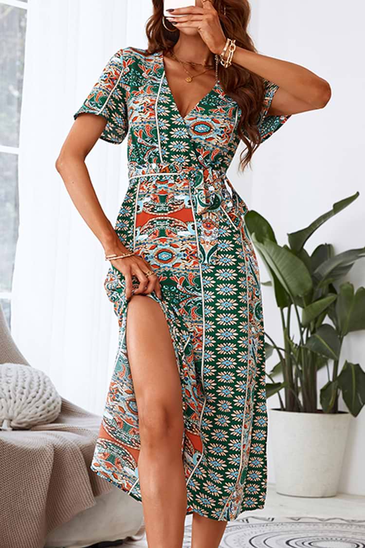 Kurzärmliges Schnürkleid mit V-Ausschnitt und ethnischem Druck