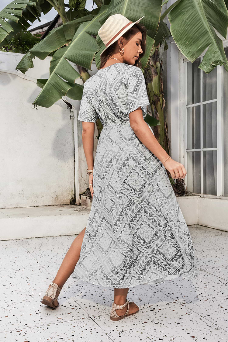 Kleid mit V-Ausschnitt und kurzen Ärmeln in A-Form