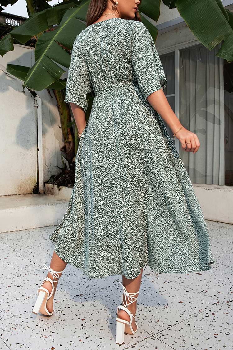 Robe à fleuri et col en V à manches au coude