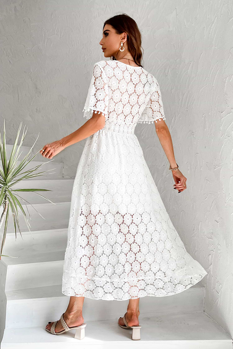 Robe blanche à manches courtes et col en V