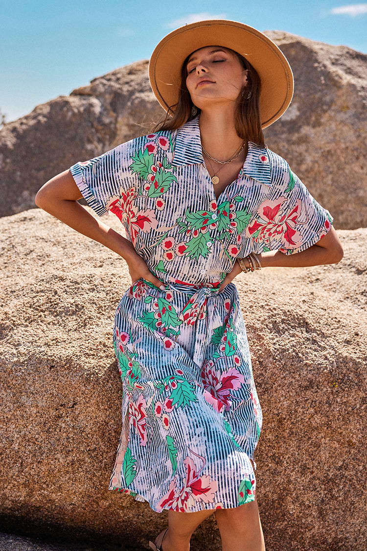 Blumen Kleid mit normalen Ärmeln und V-Ausschnitt