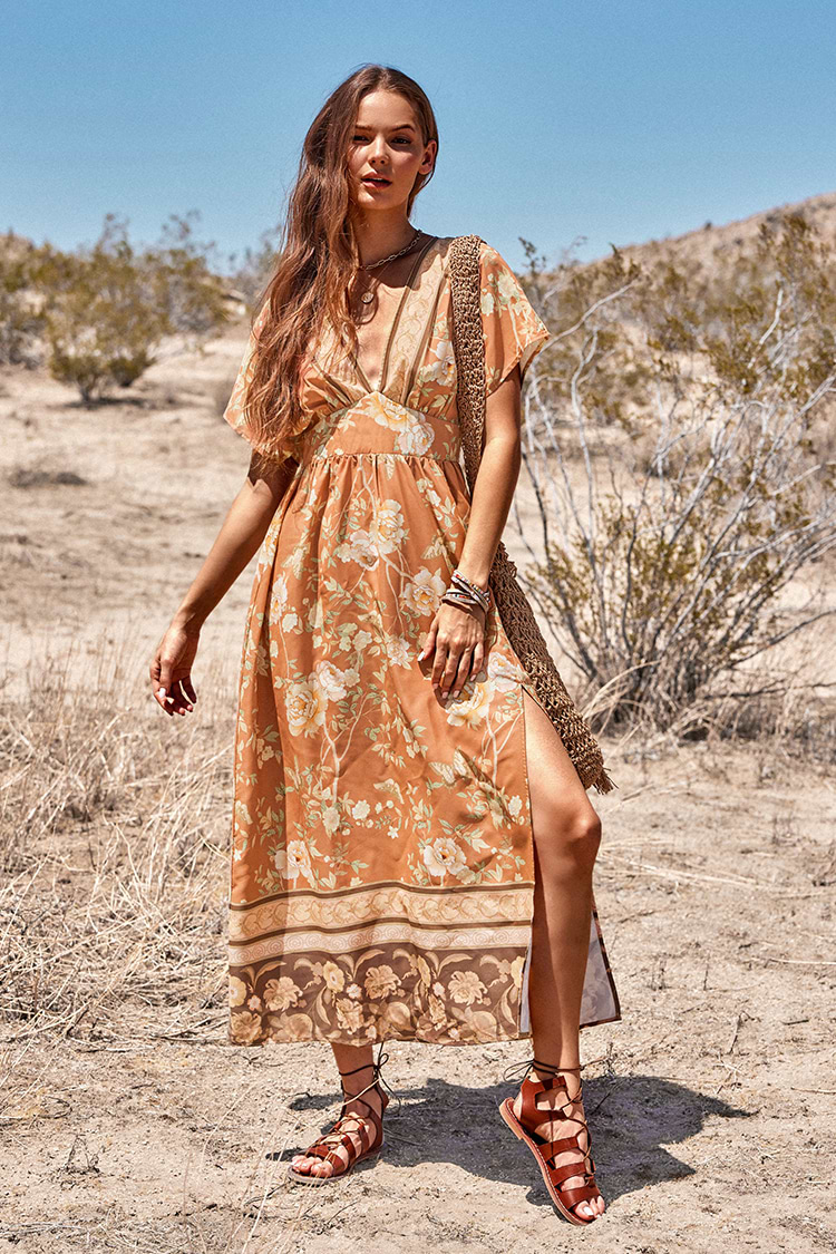 Rüschenkleid mit ausgestellten Ärmeln und tiefem V-Ausschnitt