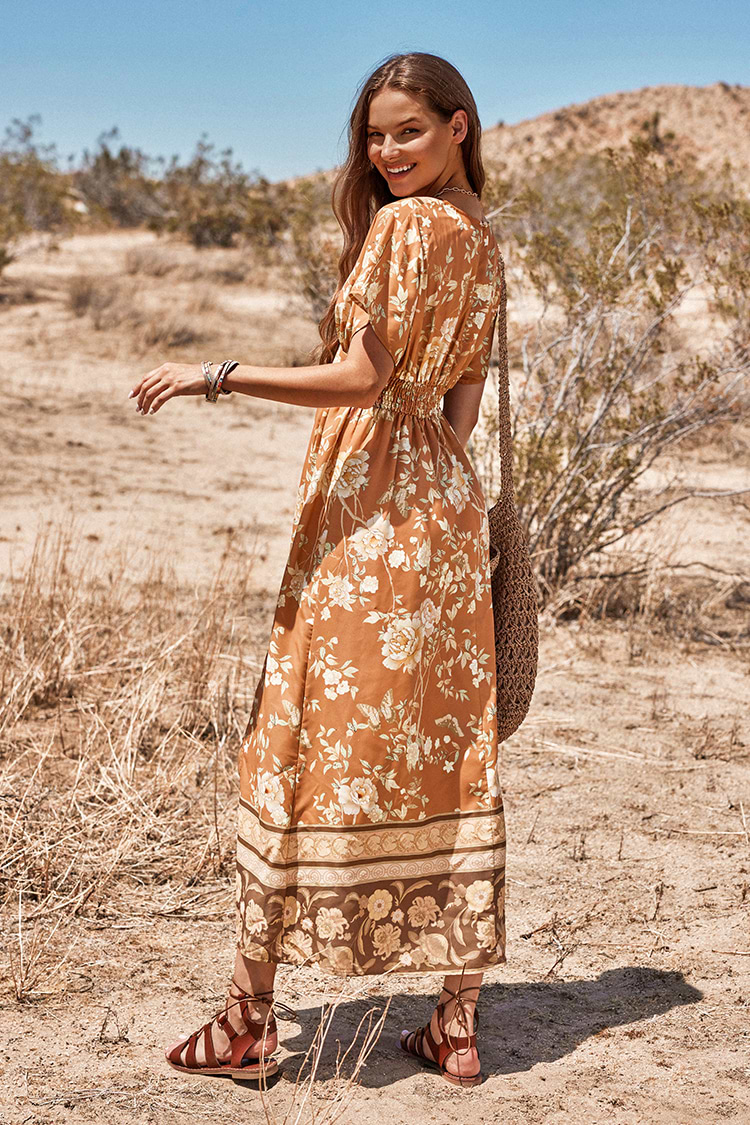 Rüschenkleid mit ausgestellten Ärmeln und tiefem V-Ausschnitt