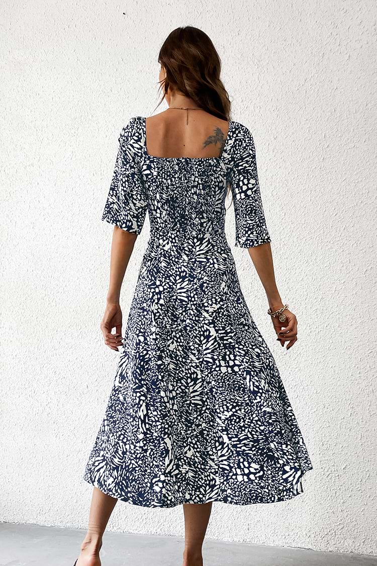 Langärmeliges Kleid mit eckigem Halsausschnitt in mittlerer Länge