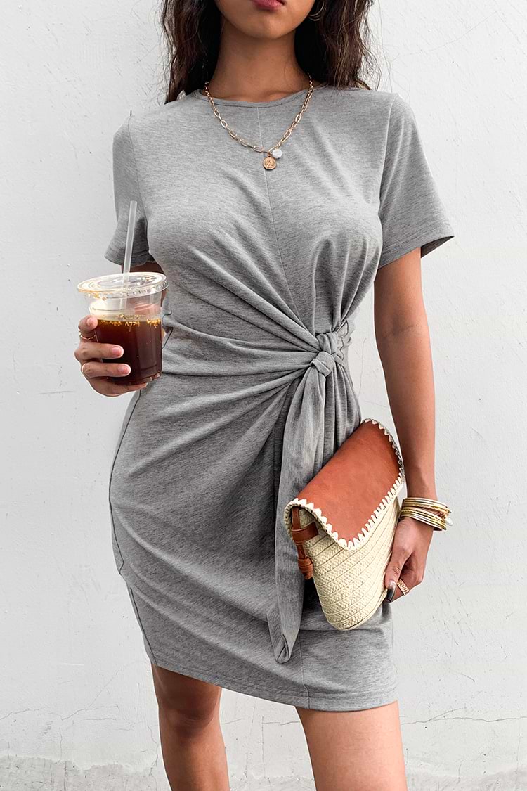 Kurzärmeliges Kleid mit Rundhalsausschnitt in mittlerer Länge